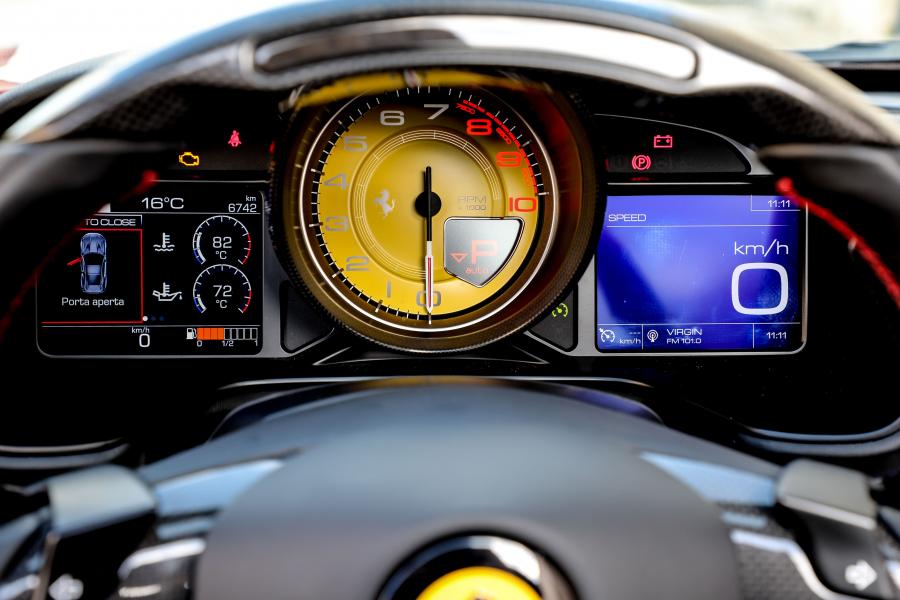 Панель приборов Ferrari Portofino 2017 года  (фото 92 из 115)
